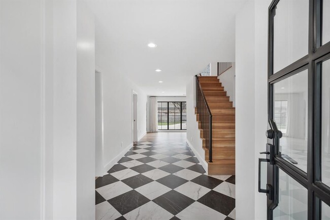 Building Photo - 819 Silvergate Dr