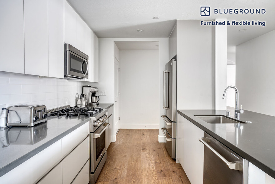 Building Photo - 350 Sharon Park Dr