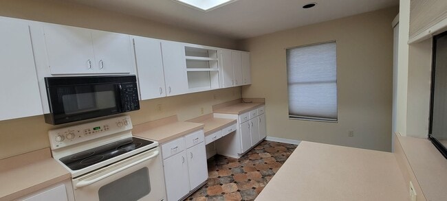 Building Photo - 3/2: Enjoy this nice spacious home in Sunrise.