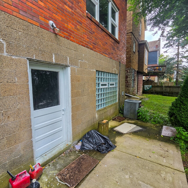 Building Photo - 2046 Pioneer Ave