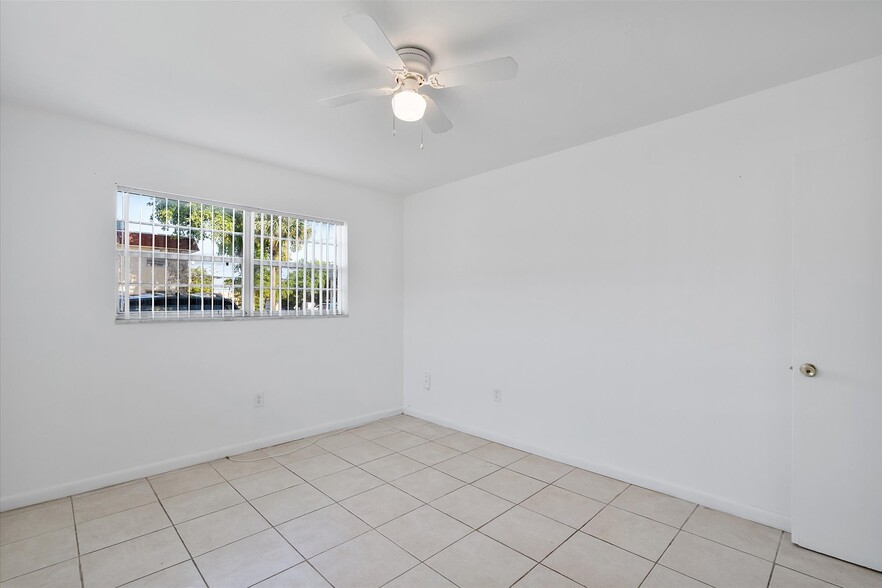 Building Photo - 16100 NE 19th Ct