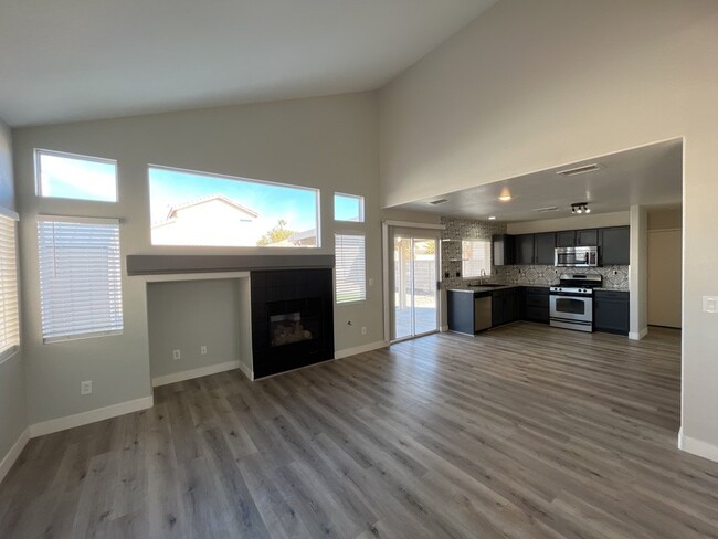 Building Photo - Beautiful modern 2 story home located in N...