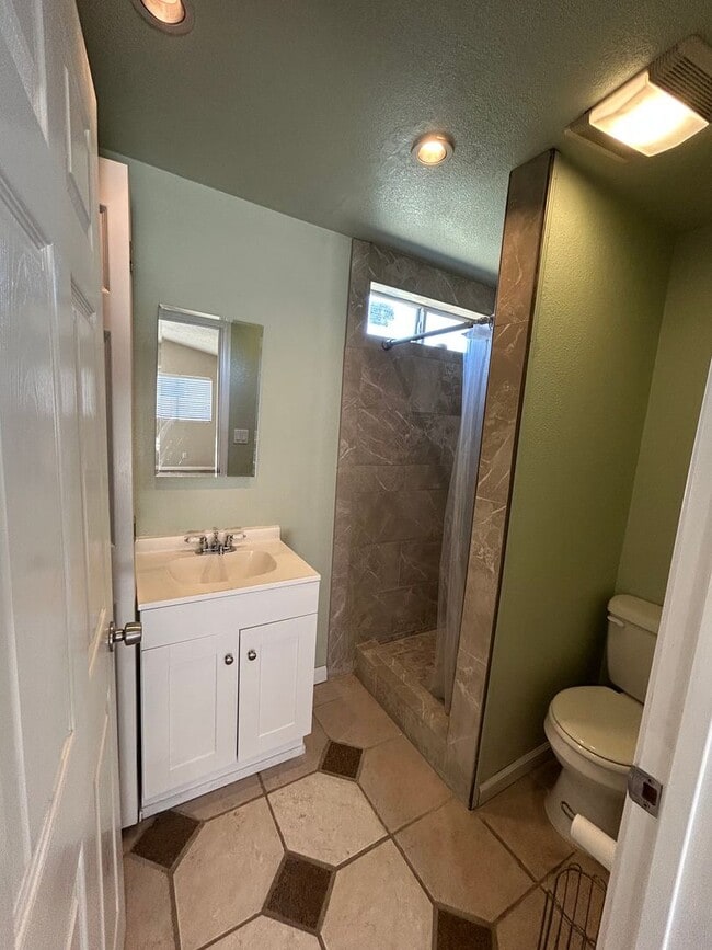 Building Photo - 1bed/1bath Available Now!