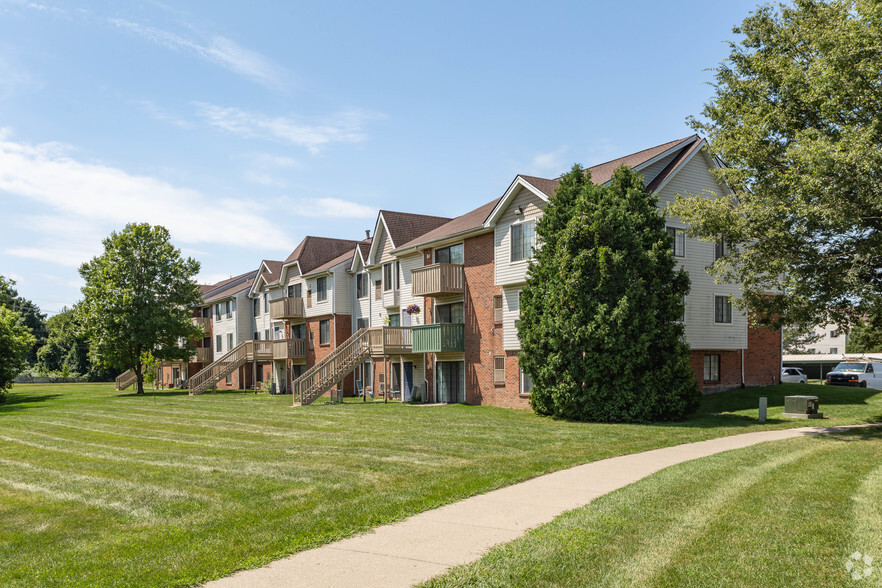 Ashton Pines - Waterford, MI | Apartment Finder