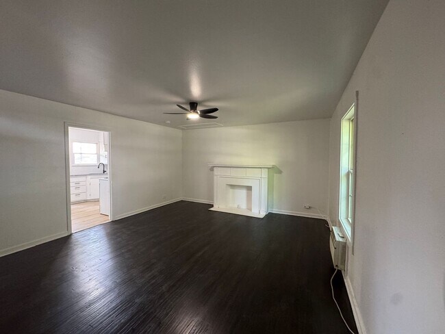 Building Photo - 400-402 North Jefferson - Kaufman