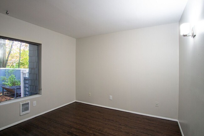 Building Photo - $500 OFF! Fantastic Lake Oswego 1Bdr w/Fireplace, Dishwasher, W/D & Patio!