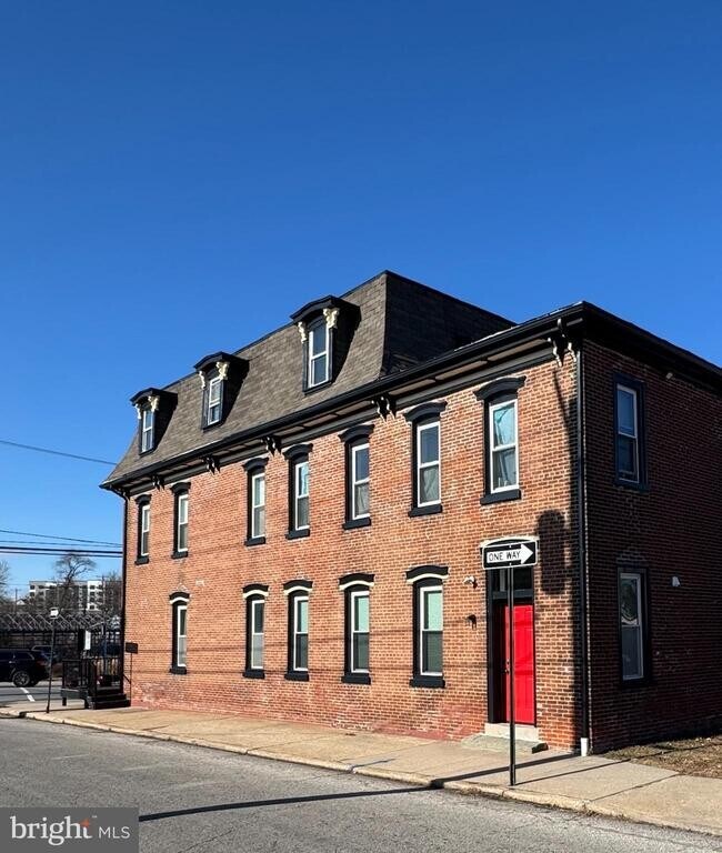 Building Photo - 444 Bridge St