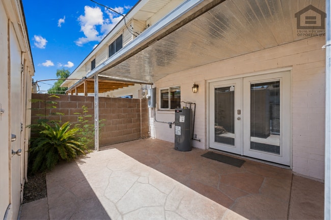 Building Photo - 2Bed/1.5Bath Townhome at 15th Ave/Camelback! Ready for Immediate Move-In!