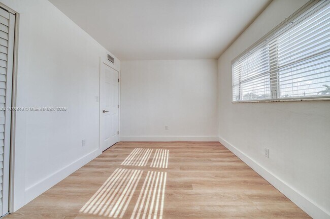 Building Photo - 1201 SW 42nd Ave