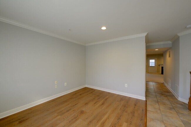 Building Photo - Luxury Living in the Villages of Urbana