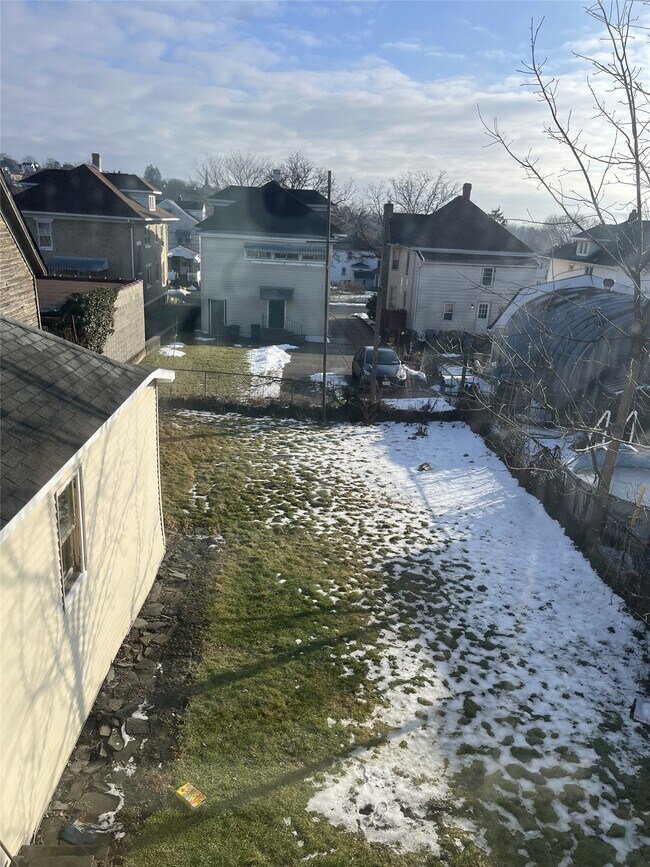 Building Photo - 124 Squires Ave