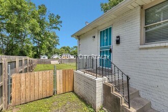 Building Photo - 1610 17th Ave N