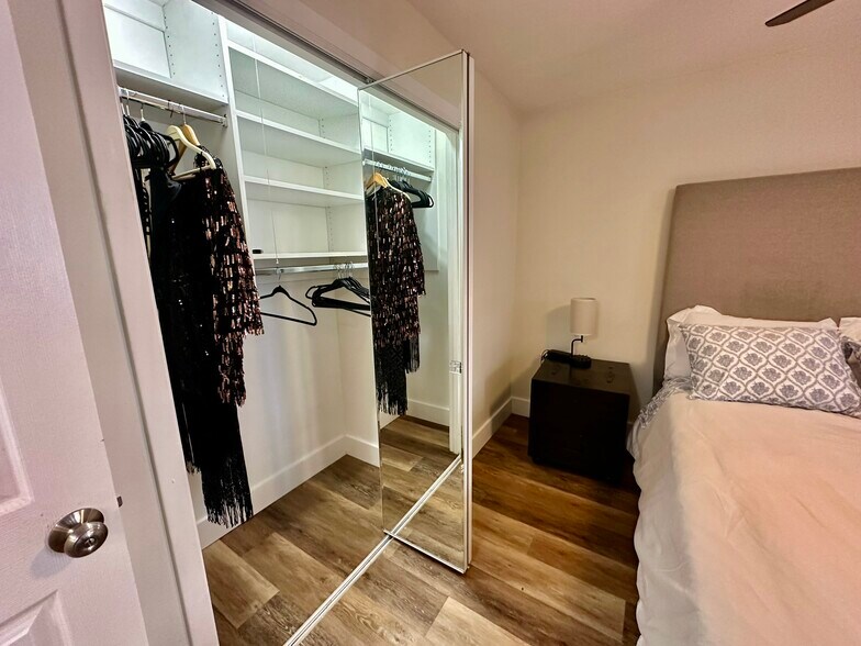 Building Photo - 1712 NE 5th Ct