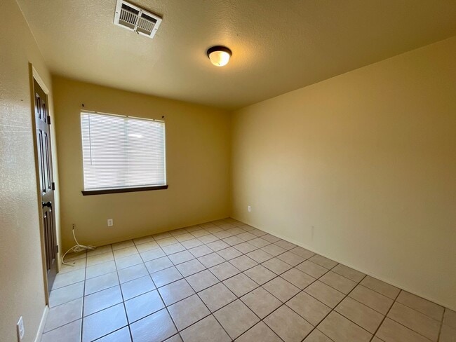 Building Photo - Great location!