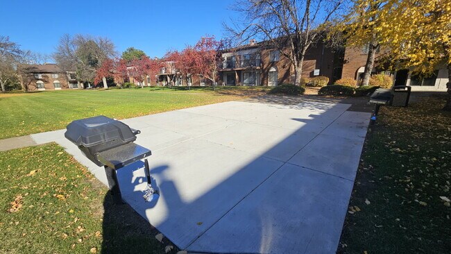 Building Photo - "Chic Urban Living: Cozy 1-Bedroom Condo in Prime Minneapolis Location!"