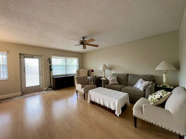 Building Photo - 213 Somerset K