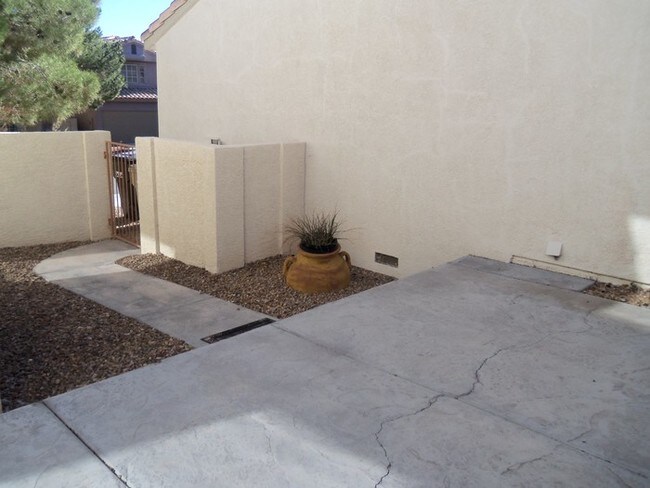 Building Photo - 3454 Middle View