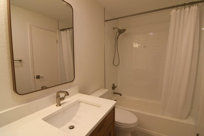 Building Photo - 5004 E Hinsdale Pl