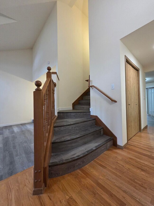 Building Photo - Beautifully updated home!