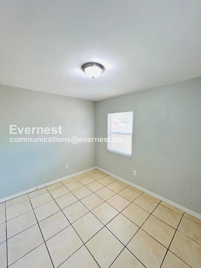 Building Photo - 3019 W Meadow St