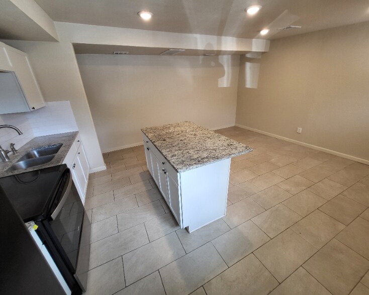 Building Photo - 118 Esmeralda Dr