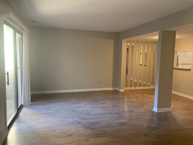 Building Photo - 3 BR/2 BA townhouse with neighborhood pool...