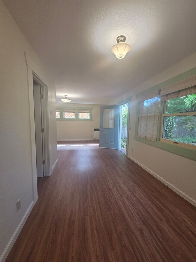 Building Photo - West Side Petaluma Garden Gem - 1 bed 1 bath