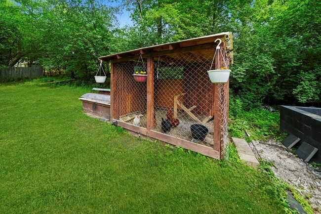 Building Photo - 4-Bed / 2-Bath Nicely Updated Home