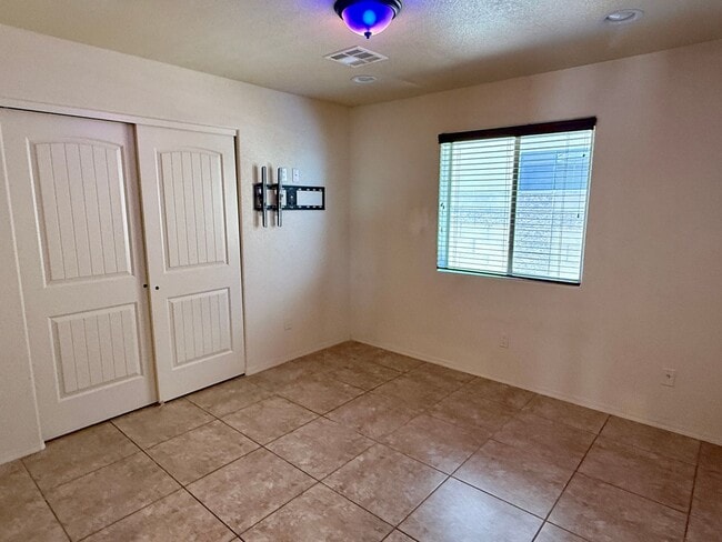 Building Photo - 4 bedroom view home in San Luis, AZ