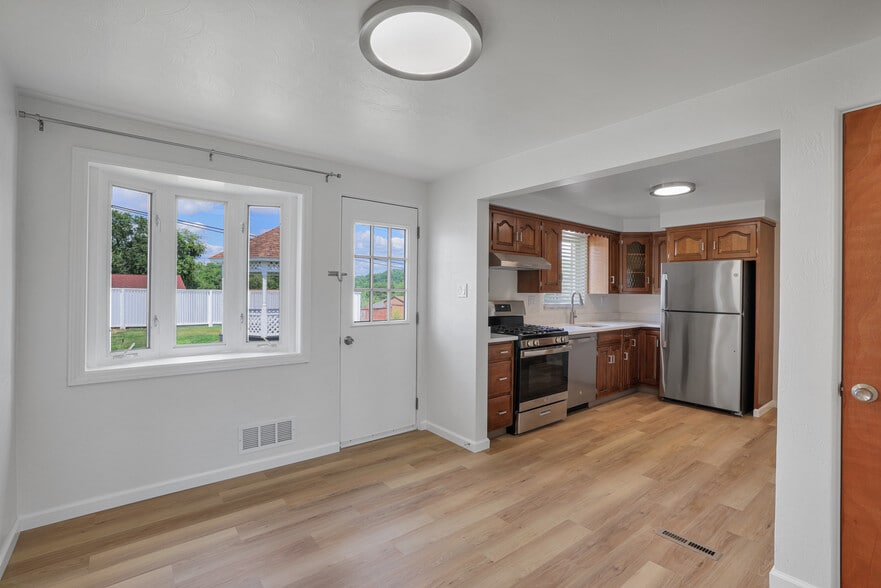 Dining Room - 1755 Elderslee Rd