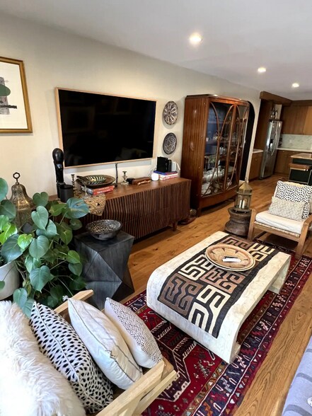 Building Photo - 1126 N Hoover St