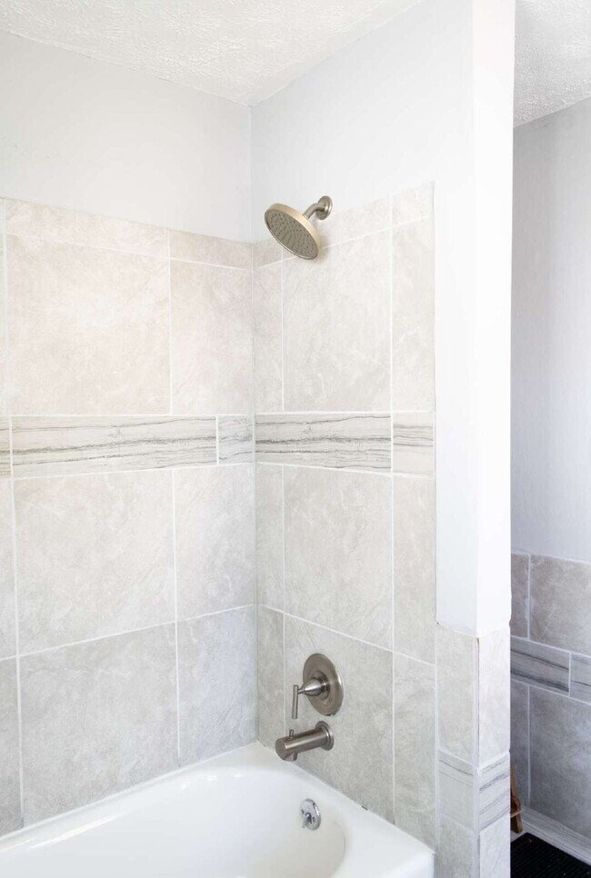 Building Photo - Student Housing Near the University of Dayton – Rent is $750 per bedroom (3 students), total leas...