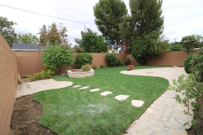 Building Photo - Charming home in West Hills adjacent neighborhood!