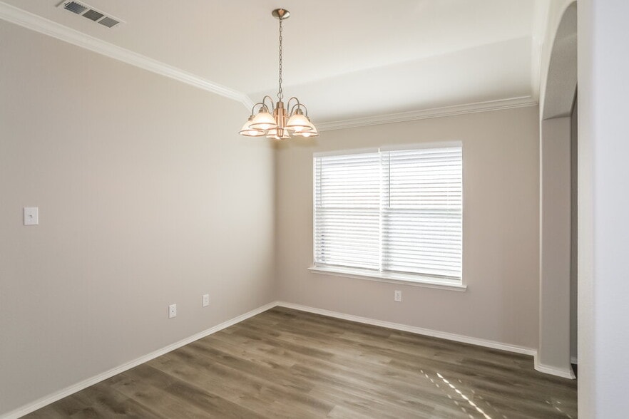 Building Photo - 2036 Forest Meadow Dr