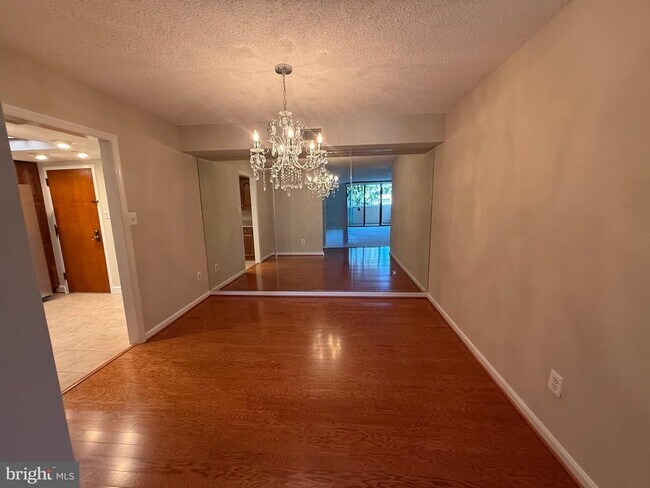 Building Photo - 1101 S Arlington Ridge Rd