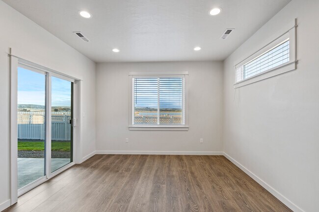 Building Photo - 7565 W Itasco Dr