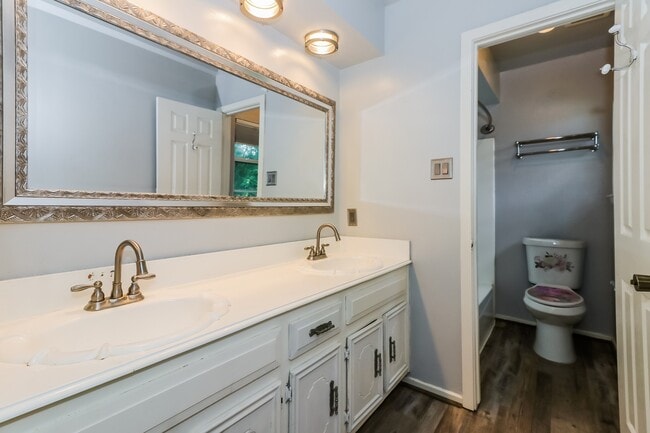 Building Photo - 826 Bradwell Dr