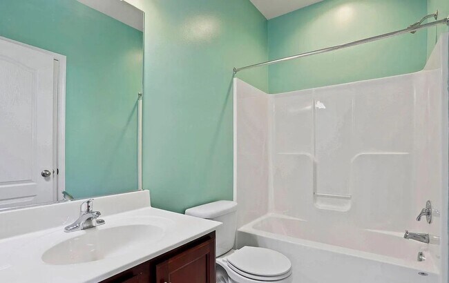 Building Photo - 3 Level END UNIT townhouse in Market Squar...