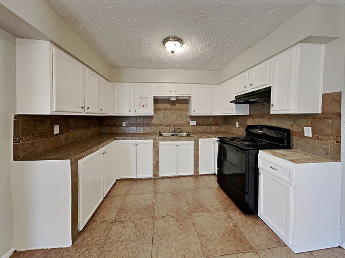 Building Photo - 14835 Shottery Dr