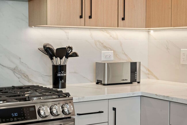 Building Photo - 2344 W Polk St