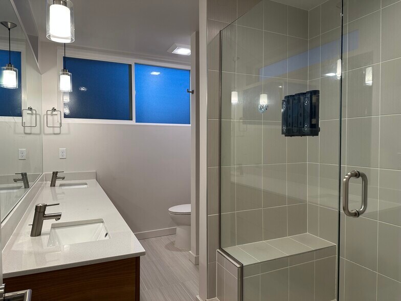 Building Photo - 152 21st Ave E