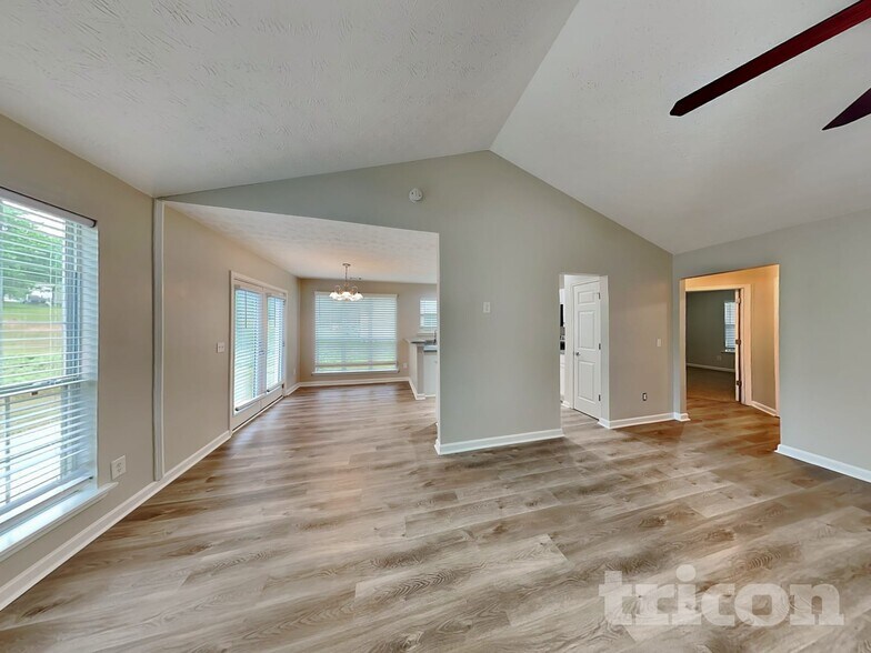 Building Photo - 530 Mackinaw Dr