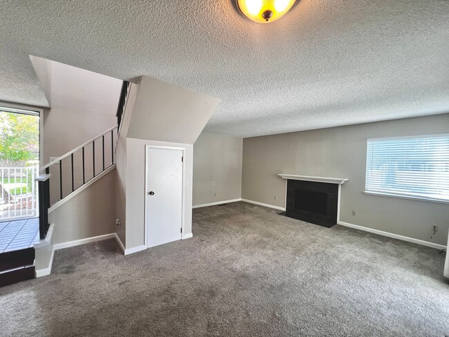 Building Photo - Charming 3-Bedroom Home in Desirable Rohne...