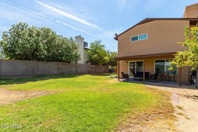 Building Photo - 1502 E Topeka Dr