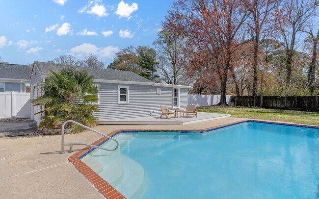 Building Photo - For Rent. 4 Bedrooms