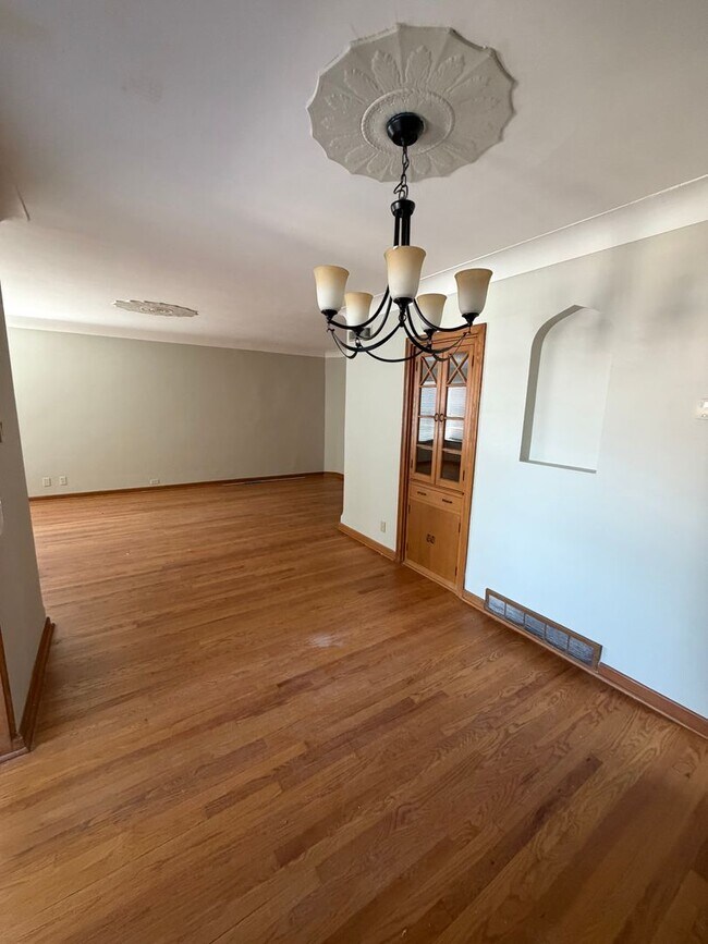 Building Photo - 89 Willmore Rd