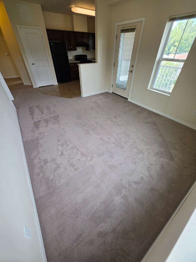 Building Photo - 2 Bedroom | 1 Bathroom 3rd Floor Apartment Available RIGHT NOW!