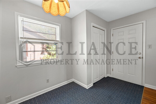 Building Photo - 921 S Royal Rd