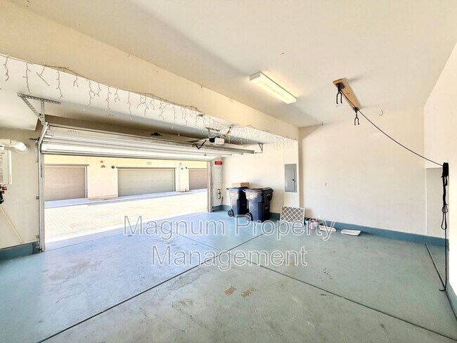 Building Photo - 40390 Calle Real