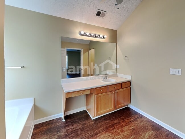 Building Photo - 7071 Hillcrest Chase Ln